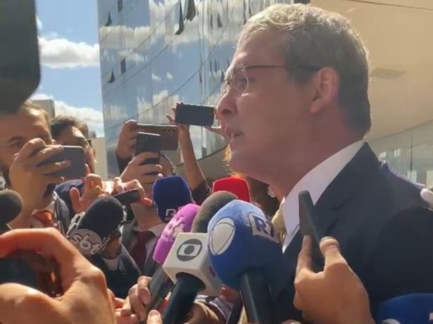 Lindbergh descarta votação da anistia no Congresso durante julgamento de Bolsonaro no STF