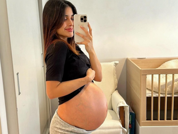 Letícia Almeida revela que está casada: “Quando seu marido te dá um beijo”