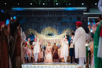Palácio luxuoso a lembranças de R$ 1,5 mi: Tudo do casamento de bilionário na Índia