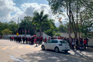 Foram dezenas de torcedores que foram protestar no Ninho do Urubu na manhã desta sexta. Foto: Reprodução