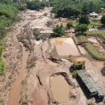 Barragem rompe em condomínio de luxo e lama invade pistas e casas no MS