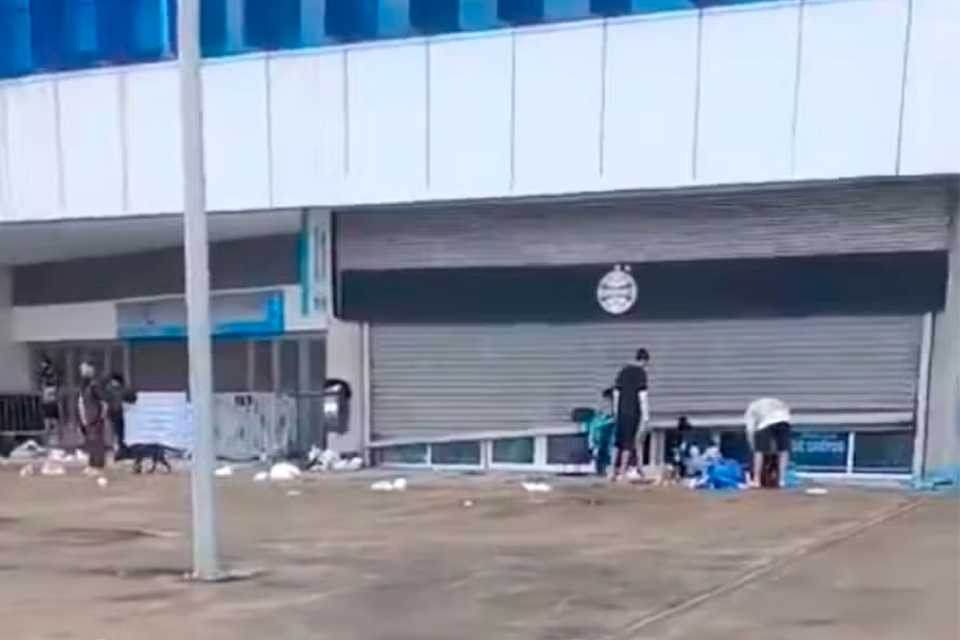 Inundada e acolhendo desabrigados, Arena do Grêmio é saqueada no Rio Grande do Sul