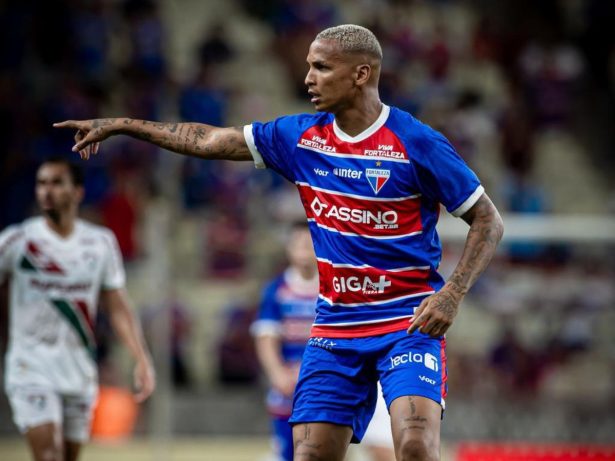 Deyverson e outros dois jogadores são afastados após queda do Fortaleza na Libertadores