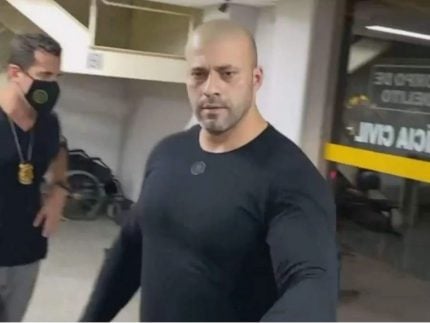 Após cirurgia no joelho, Daniel Silveira pede transferência para hospital