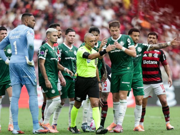 CBF rebate Gustavo Gómez e nega que árbitro tenha desligado rádio em Flamengo x Palmeiras