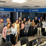 William Bonner posa com equipe do “Globo Repórter” e brinca: “Vão mandar em mim”