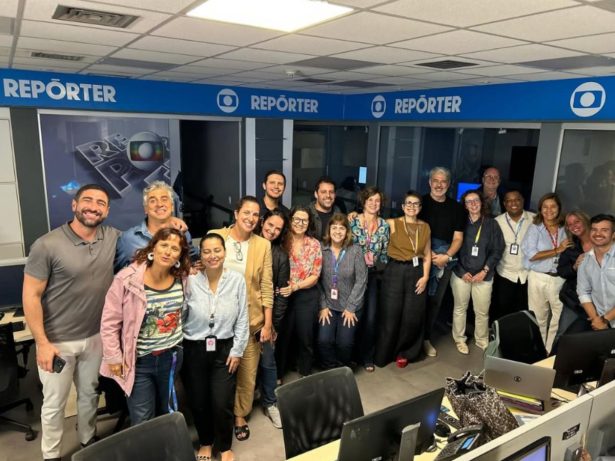 William Bonner posa com equipe do “Globo Repórter” e brinca: “Vão mandar em mim”
