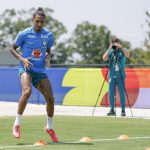 Quase lá? Raphinha volta a fazer atividades no gramado após lesão