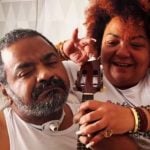 Arlindo Cruz aparece em vídeo tocando banjo com ajuda da esposa e emociona fãs. Veja!