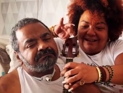 Arlindo Cruz aparece em vídeo tocando banjo com ajuda da esposa e emociona fãs. Veja!