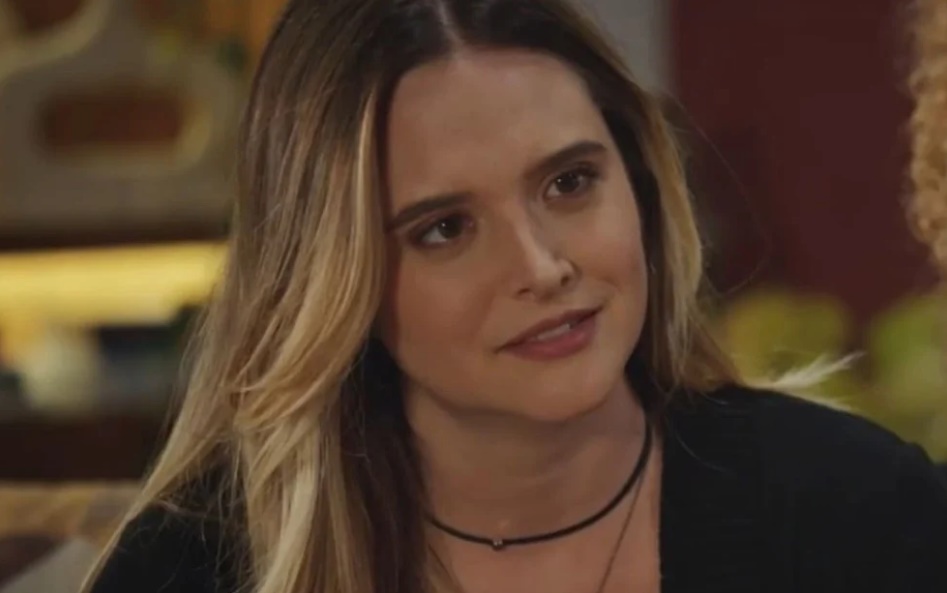 Juliana Paiva em cena de Família É Tudo (Globo)