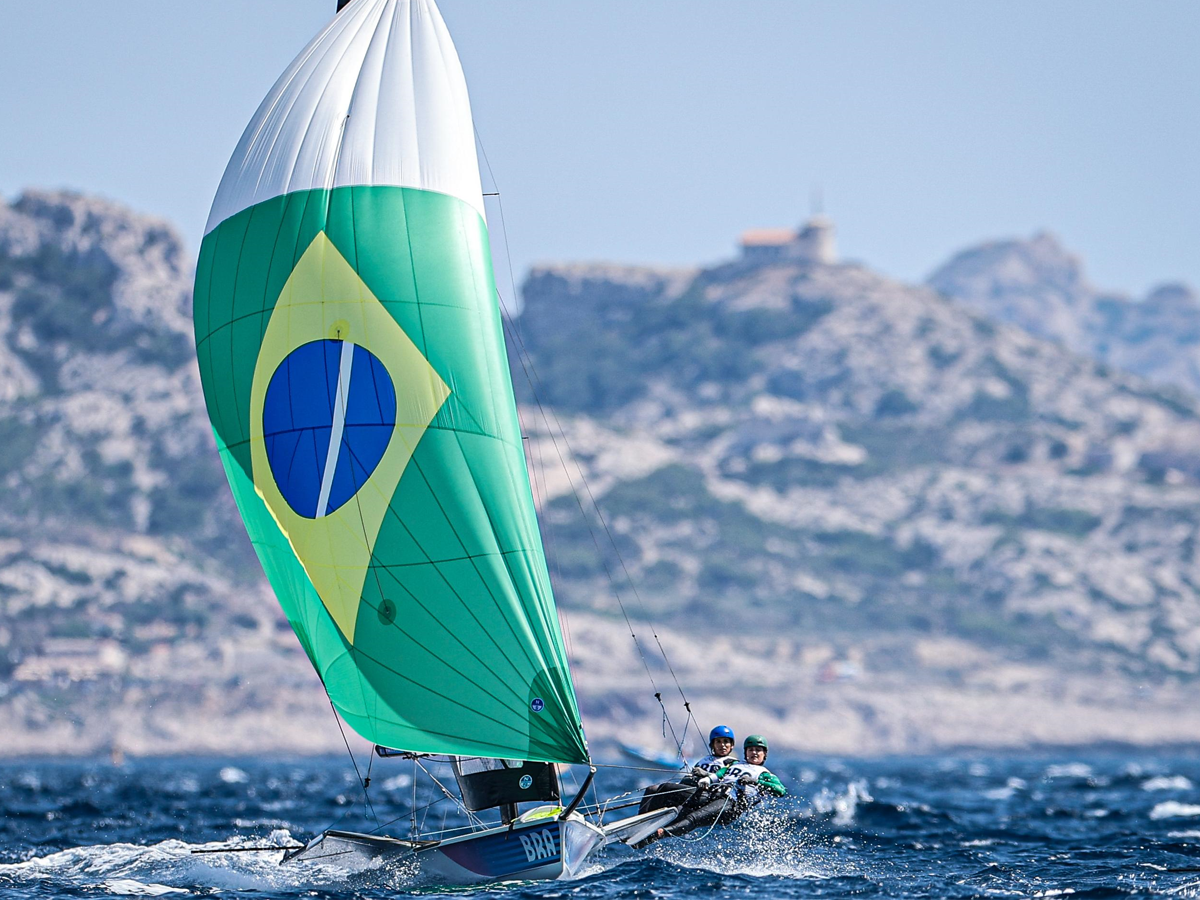 Marine Grahel e Kahena Kunze em disputa na vela em Paris-2024 (Wander Roberto/COB)