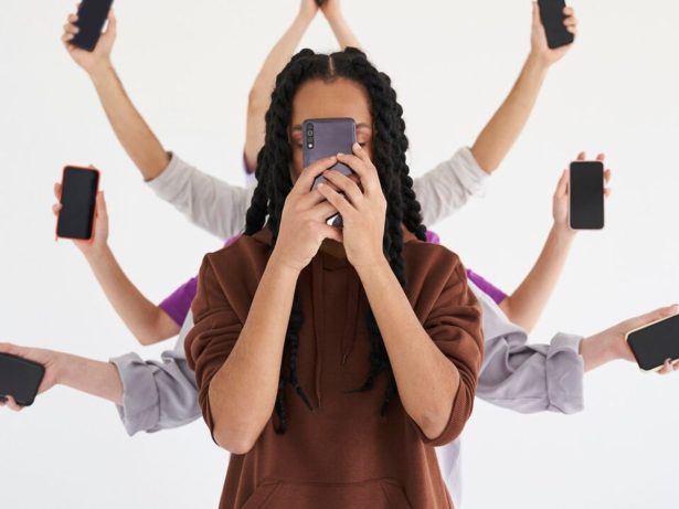 O que é FOMO? Especialista explica como tratar a síndrome