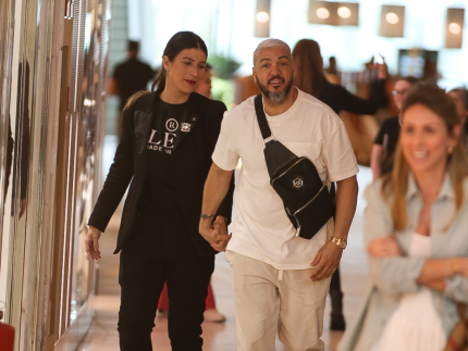 Belo é flagrado de mãos dadas com morena em shopping no Rio