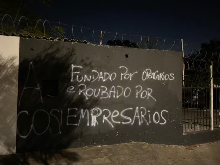 Torcedores do Corinthians picharam o muro do CT Joaquim Grava e estenderam faixas de protesto contra o atual momento do clube (Reprodução)