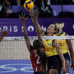 Brasil perde para os EUA na semifinal do vôlei feminino e vai disputar o bronze