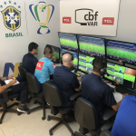 O que chega ao árbitro: Entenda como funciona o protocolo do VAR no futebol