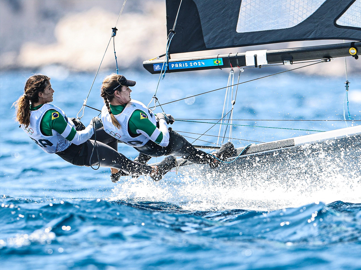 Marine Grahel e Kahena Kunze em disputa na vela em Paris-2024 (Wander Roberto/COB)