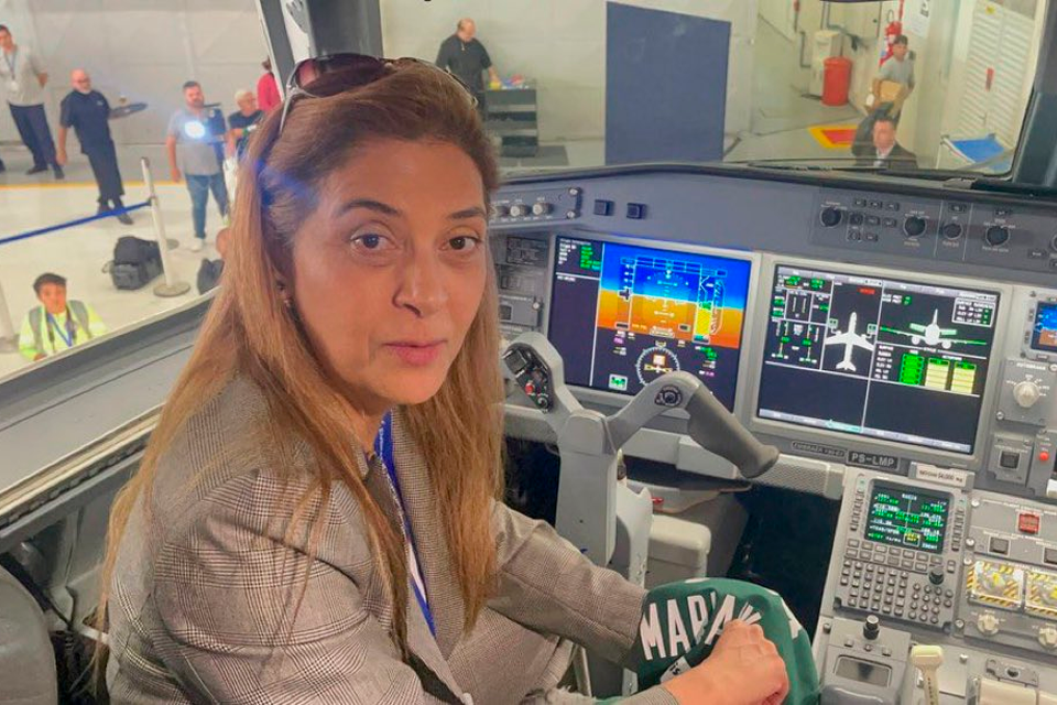 Leila Pereira, no avião do Palmeiras. (Reprodução)