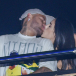 Assumidos! Neymar e Bruna Biancardi são flagrados aos beijos em show