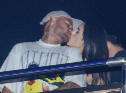 Assumidos! Neymar e Bruna Biancardi são flagrados aos beijos em show
