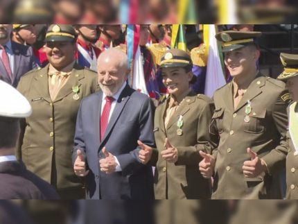 Bia Souza recebe medalha do Exército das mãos de Lula após os Jogos Olímpicos