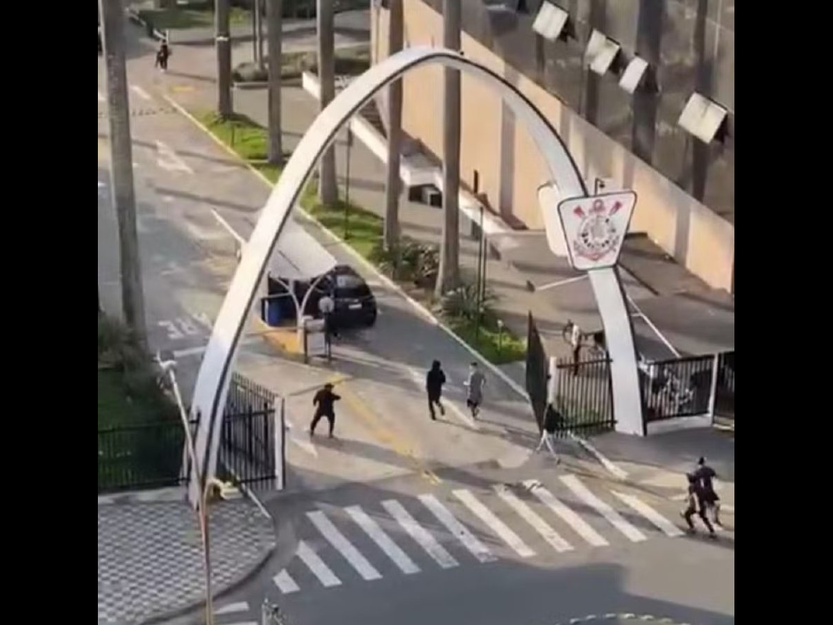 Torcedores organizados invadiram o CT e a sede social do Corinthians (Reprodução)