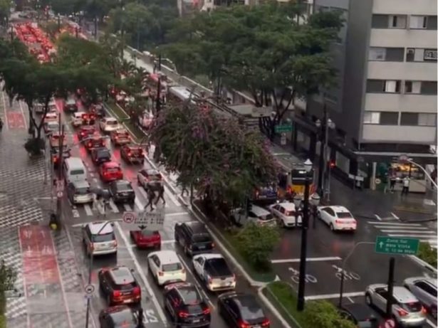 Chuvas em São Paulo causam mais de mil quilômetros de congestionamento