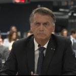 Com a Constituição em mãos, Bolsonaro nega ter agido fora das 4 linhas