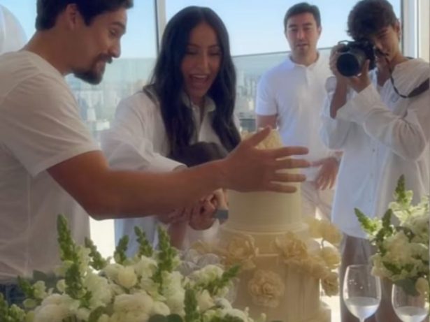 Sabrina Sato e Nicolas Prattes fazem chá revelação para família em casa
