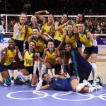 Brasil vence República Dominicana, avança para semi do vôlei e vai disputar medalha