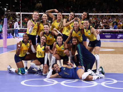 Brasil vence República Dominicana, avança para semi do vôlei e vai disputar medalha