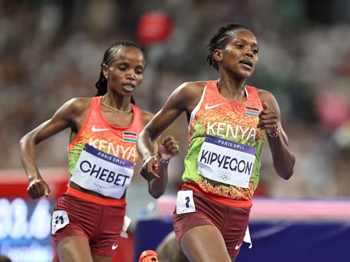 Faith Kipyegon (D) na final dos 5000m dos Jogos Olímpicos de Paris 2024, quando foi campeã (Getty Images)