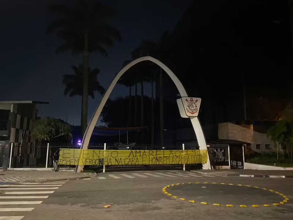 Torcedores do Corinthians picharam o muro do CT Joaquim Grava e estenderam faixas de protesto contra o atual momento do clube (Reprodução)