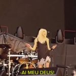 Cantora é mordida por morcego em pleno show e vai parar no hospital