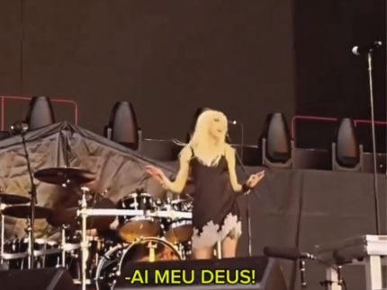 Cantora é mordida por morcego em pleno show e vai parar no hospital