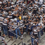 Torcedores do Corinthians brigam entre si na arquibancada da Neo Química Arena