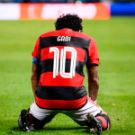 Flamengo retira camisa 10 de Gabigol e aplica multa após foto com uniforme do Corinthians