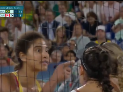 Dupla canadense aponta dedo na cara de brasileira durante final do vôlei de praia