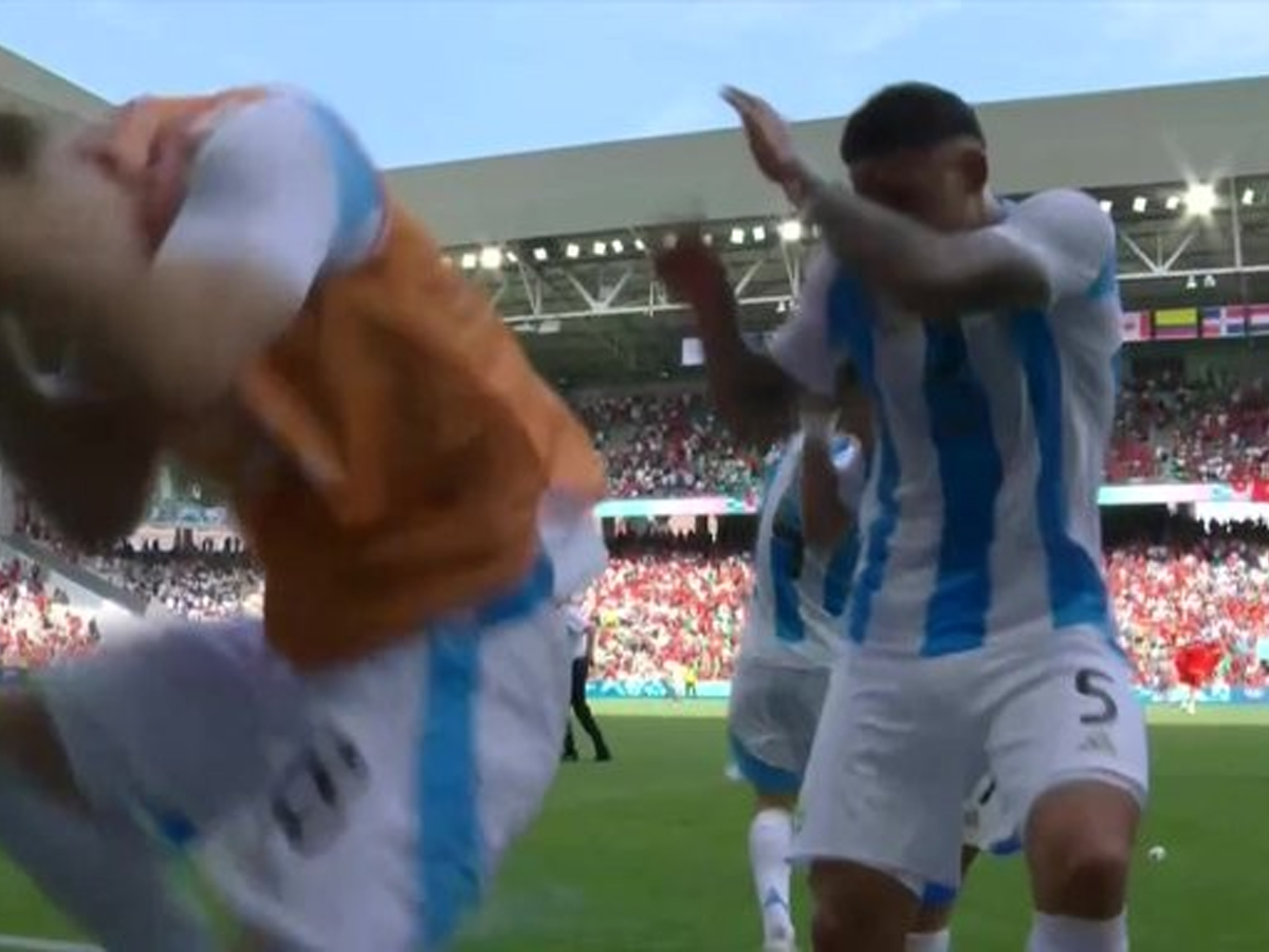 Argentinos correndo de bombas arremessadas no campo (Reprodução)