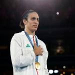 Atleta da Argélia envolvida em polêmica de gênero ganha o ouro no boxe