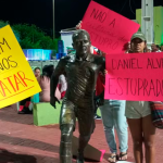 Depois de pedido do MP, Prefeitura retira estátua de Daniel Alves