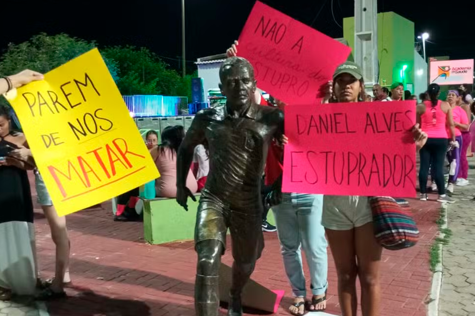 Houveram protestos contra Daniel Alves na estátua, no Dia da Mulher. Foto: Reprodução