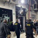 Sob escolta, Pedrinho acompanha vitória do Vasco após denúncia de sequestro