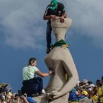 Prisão domiciliar de Débora do Batom é mantida e Moraes concede regime semiaberto