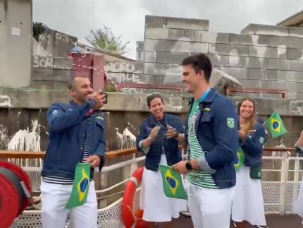 Bruno Lobo, atleta da vela, comemorou seu aniversário em grande estilo, na cerimônia de abertura em Paris-2024 (Reprodução)