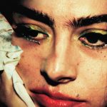 Crítica: Charli XCX estreia bem no cinema com o divertido e bagunçado “The Moment”