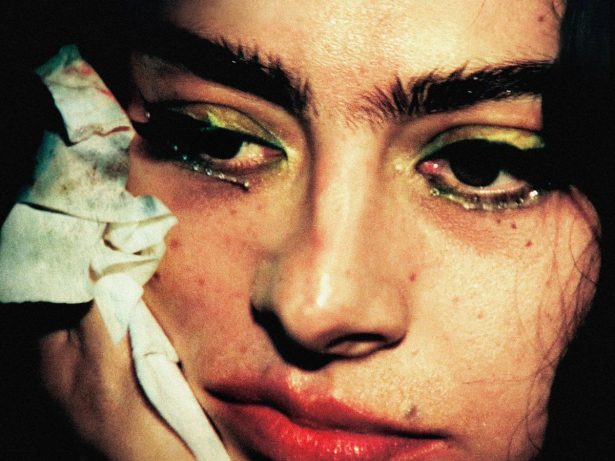 Crítica: Charli XCX estreia bem no cinema com o divertido e bagunçado “The Moment”