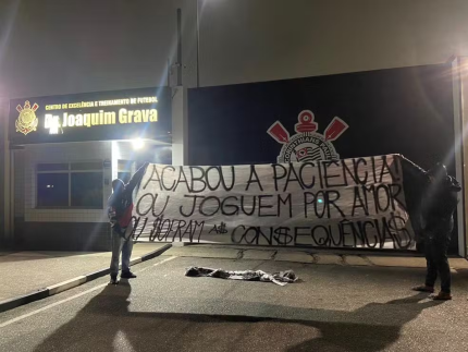 Virou rotina: Pela 3ª semana, torcedores protestam contra má fase do Corinthians