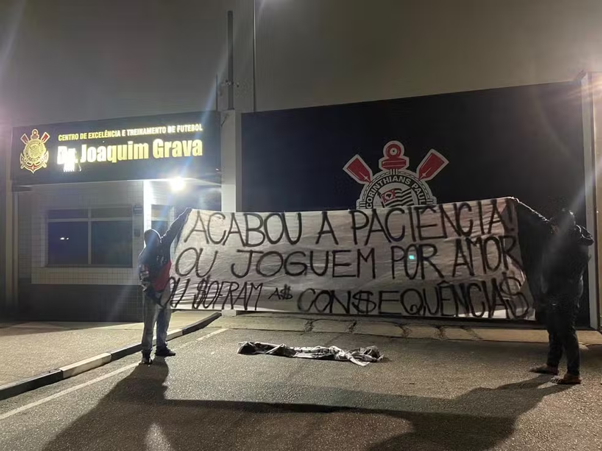 Torcedores do Corinthians picharam o muro do CT Joaquim Grava e estenderam faixas de protesto contra o atual momento do clube (Reprodução)